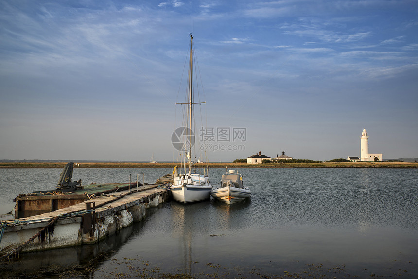 平静的景观形象,赫斯特吐吐码头与船灯塔风景赫斯特日落时用船灯塔吐出码头的景观图像图片
