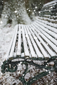 冬季景观与降雪覆盖长凳的英语冬季景观与降雪覆盖公园长凳英国农村图片