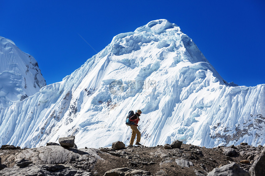 秘鲁科迪勒拉山的徒步旅行场景图片