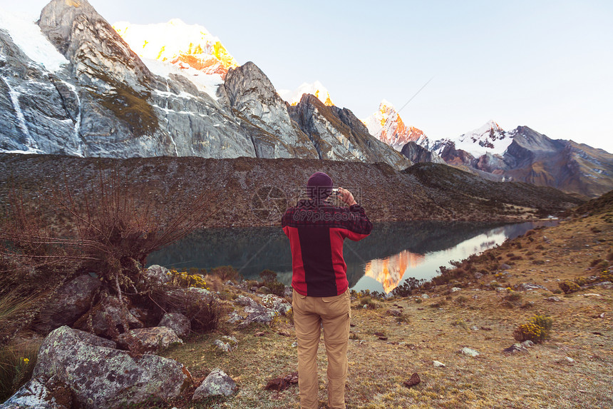 秘鲁科迪勒拉山的徒步旅行场景图片