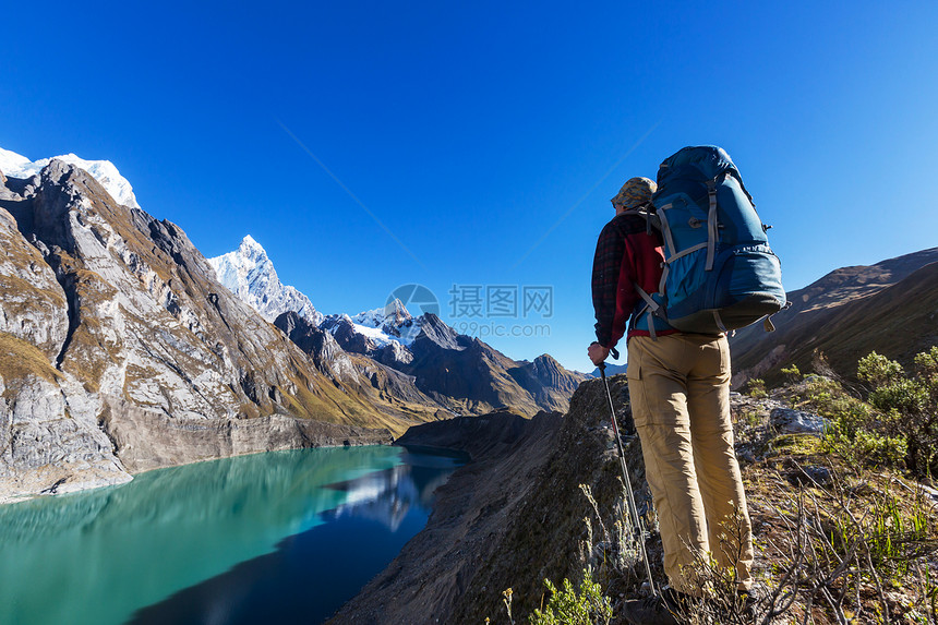 秘鲁科迪勒拉山的徒步旅行场景图片