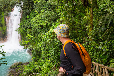 哥斯达黎加雨林丛林中雄伟的瀑布热带远足图片