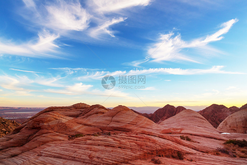 日出时朱红悬崖纪念碑景观图片