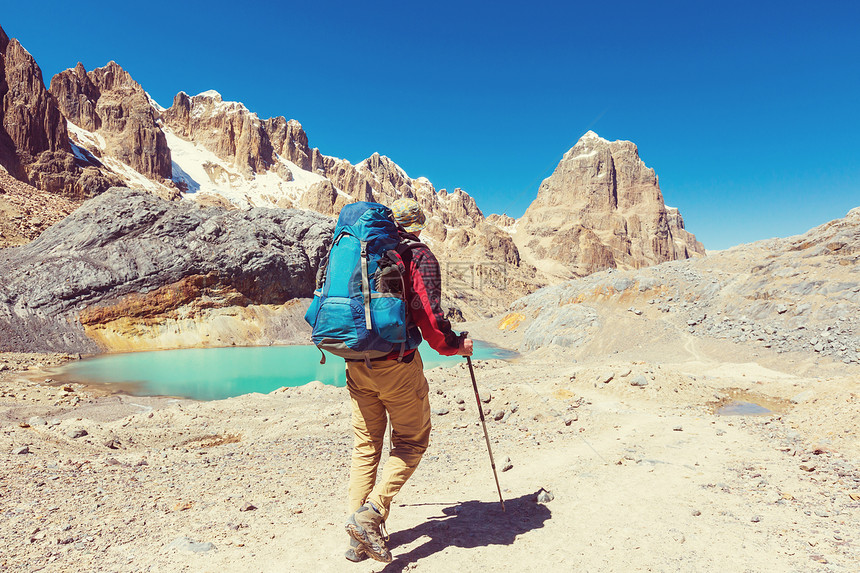 秘鲁科迪勒拉山的徒步旅行场景图片