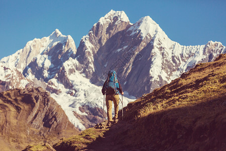 秘鲁科迪勒拉山的徒步旅行场景背景图片