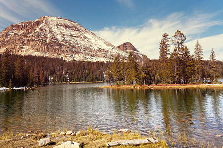 群山中的宁静湖图片