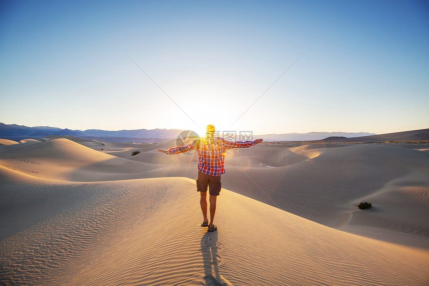 沙漠里徒步旅行沙漠里徒步旅行图片