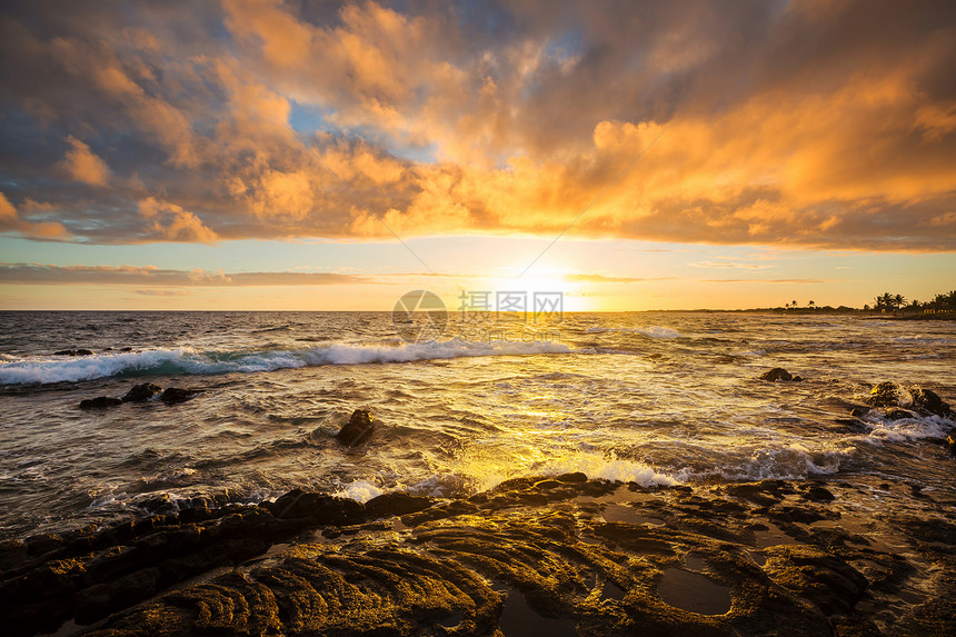 海上日落美丽的彩色日落海边适合壁纸背景图像图片