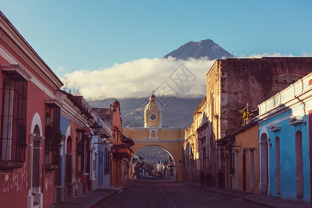 安提瓜岛丰富多彩的城市的高清图片