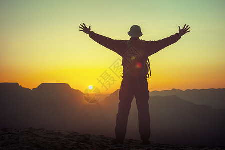 登顶图标大峡谷公园徒步旅行登顶张开双臂的男人背景