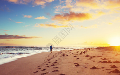 天气太阳夏威夷海滩边行走的人背景