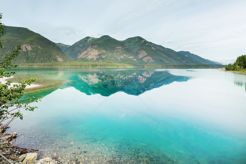 加大的湖平静的景色加大的山湖旁边,岩石平静的水中反射图片