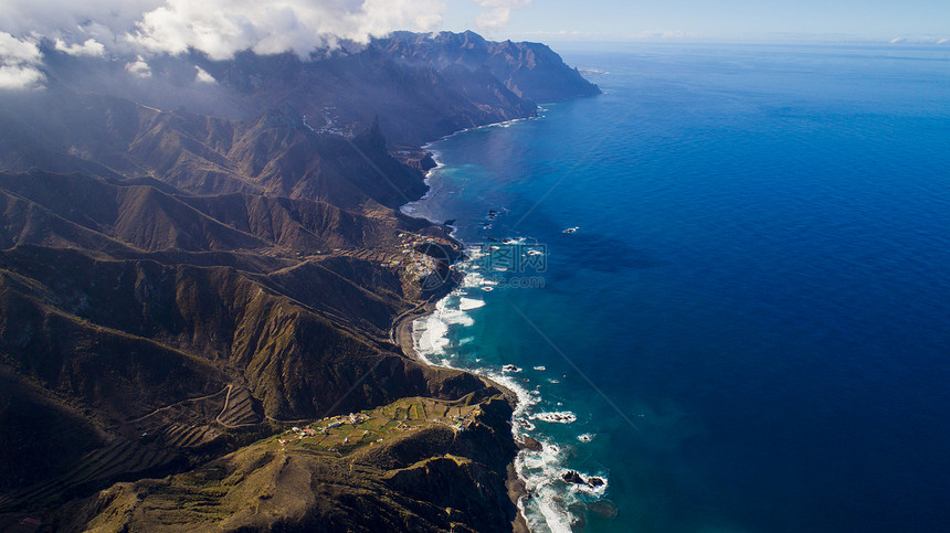 天空高于岩石石头海岸海洋景观图片