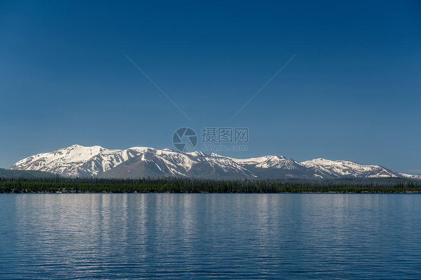 黄石湖与山脉景观,怀俄明州,美国图片