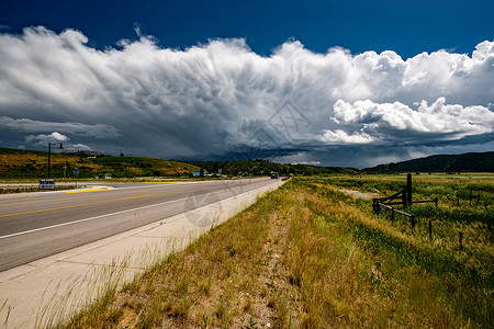 美国怀俄明州空旷的公路暴风雨的云层自然高清图片素材