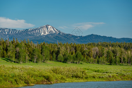 美国怀俄明州大提顿公园的山脉图片