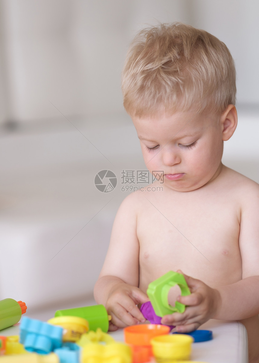 小男孩玩玩彩色造型粘土塑料图片