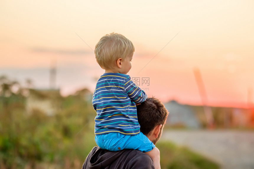 父子户外肖像夕阳的阳光下快乐的男人他的孩子户外玩得很开心家庭生活方式农村场景的父亲儿子夕阳的阳光下图片