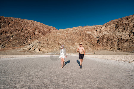 死亡谷公园的游客炎热的夏季,美国加州死亡谷公园巴得沃特盆地的游客图片