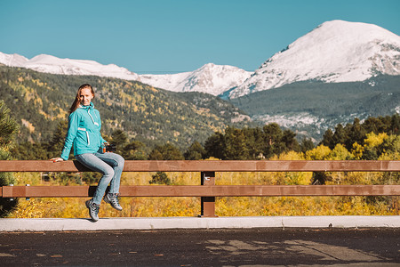 秋天洛基山的游客,科罗拉多州,美国女游客坐篱笆上季节秋天冬天洛基山,美国图片