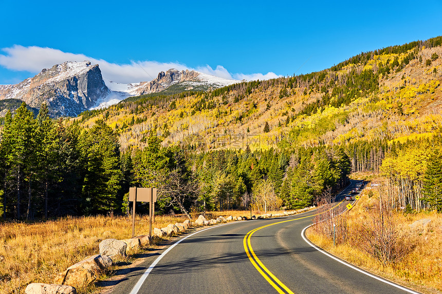 美国科罗拉多州秋天的高速公路公路秋天阳光明媚的日子洛基山公园科罗拉多,美国图片