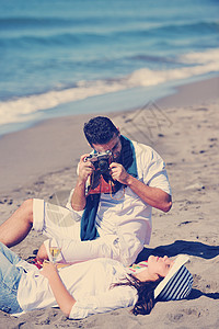 快乐的轻夫妇大自然中放松,白色制作照片,拍照为相机拍照图片