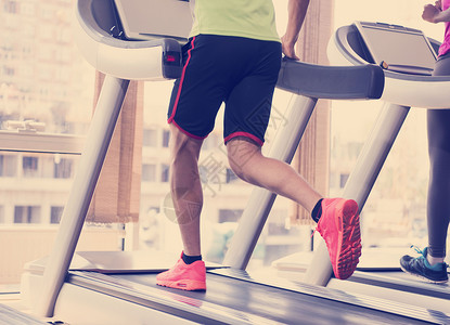 轻人现代健身房的跑步机上锻炼氧运动人们健身房的跑步机上锻炼氧运动图片