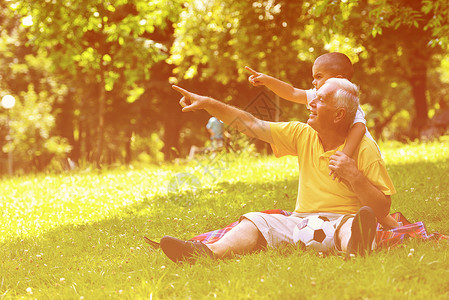 快乐的祖父孩子公园玩得开心快乐的祖父孩子公园图片
