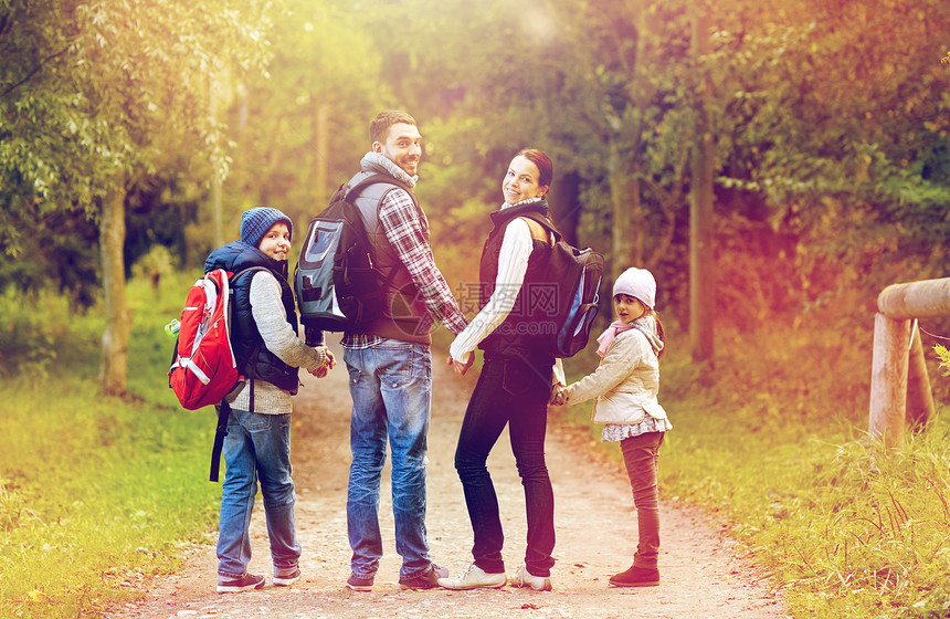 冒险,旅行,旅游,徒步旅行人们的快乐的家庭步行与背包树林回首快乐的家庭带着背包徒步旅行图片