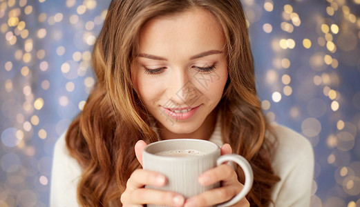 休闲,饮料,冬天人们的家里喝杯咖啡的快乐喝杯咖啡家用咖啡杯靠近快乐的女人图片