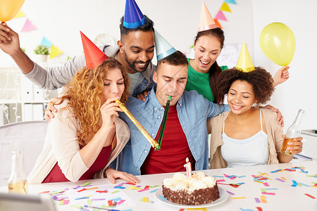 公司,庆祝人的快乐的队与蛋糕庆祝周办公室聚会公司队庆祝周图片