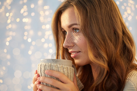 休闲,饮料,冬天人们的家里喝杯咖啡茶喝杯咖啡茶用茶咖啡杯靠近快乐的女人图片