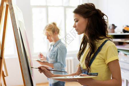 艺术学校,创造力人的妇女与画架,调色板画笔工作室艺术学校工作室画画画架的女人课程高清图片素材