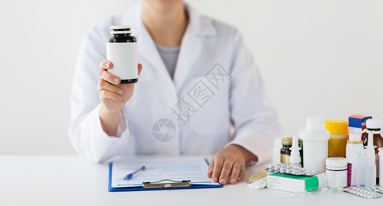医学,医疗人的医生与药物剪贴板罐子与药物用药物剪贴板医生图片