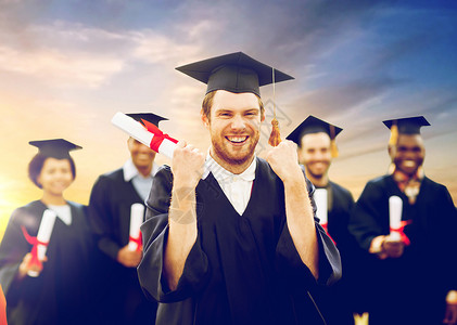 教育手势人的群快乐的国际学生穿着灰浆板学士服,毕业证书庆祝成功毕业带着文凭庆祝毕业的快乐学生纸张高清图片素材