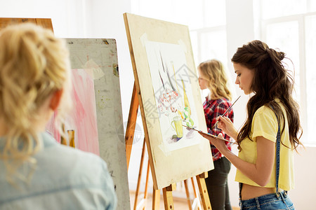 艺术学校,创造力人的妇女与画架,调色板画笔工作室艺术学校工作室画画画架的女人着色高清图片素材