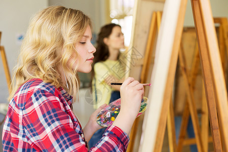 艺术学校,创造力人的十几岁的女孩与画架,调色板画笔工作室艺术学校工作室画画画架的女孩生活方式高清图片素材
