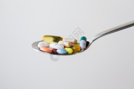 药物,保健药学同的药丸胶囊的药物勺子上同的药丸药物胶囊勺子上图片