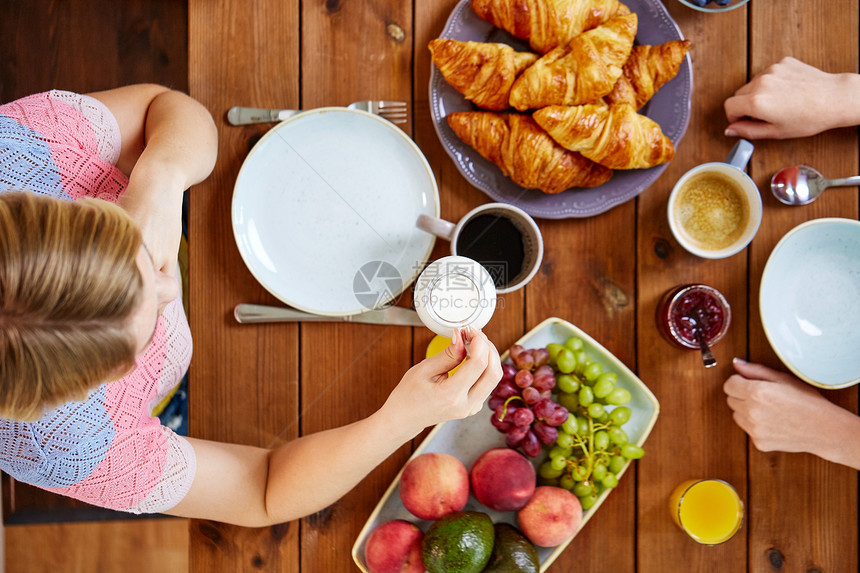 食物,饮食人的两个女人带着奶油咖啡吃早餐,坐桌子上早餐吃奶油咖啡的女人图片