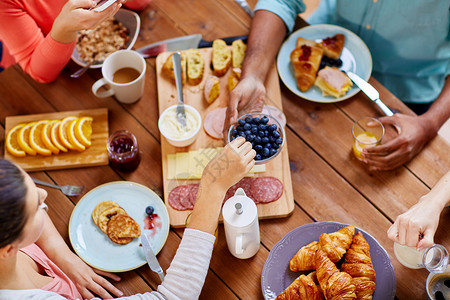 食物,饮食家庭群人分享蓝莓早餐木桌上人们餐桌上吃早餐食物图片