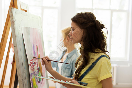 艺术学校,创造力人的妇女与画架,调色板画笔工作室艺术学校工作室画画画架的女人绘画高清图片素材