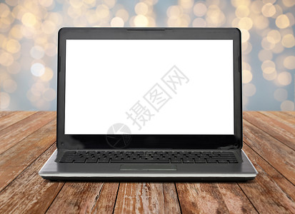 技术广告笔记本电脑与空白白色屏幕木制桌子上的诞灯背景带白色屏幕的笔记本电脑背景图片