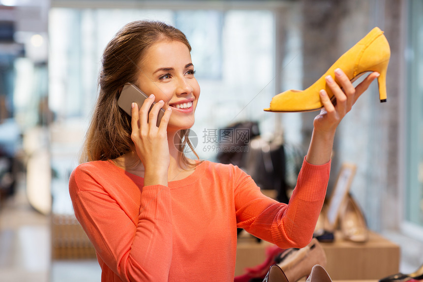 销售,购物,时尚人的快乐的轻女人选择鞋子商店打电话智能手机轻的女人鞋店打电话给智能手机图片