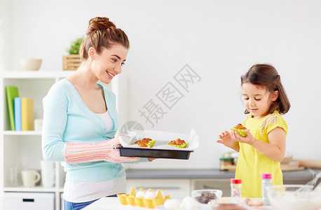 大女儿小女儿家庭,烹饪人的母亲小女儿家里厨房烤松饼母女俩家烤松饼背景