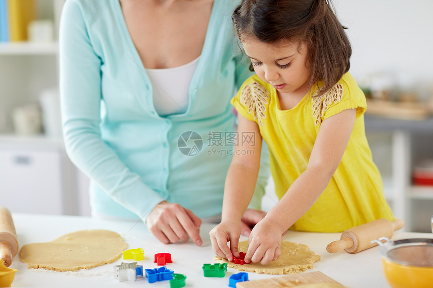 家庭,烹饪人们的快乐的母亲小女儿用模具家里厨房用饼干快乐的母亲女儿家饼干图片