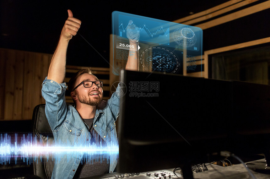 音乐,技术,手势人的快乐的人混合控制台录音棚竖大拇指音乐录音室混合控制台的人图片