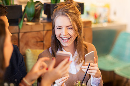 休闲,人技术快乐的女人与智能手机朋友餐厅智能手机朋友的女人餐馆图片