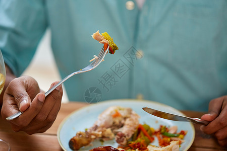 食物人的用叉子吃叉子刀用叉子刀关紧人吃饭图片