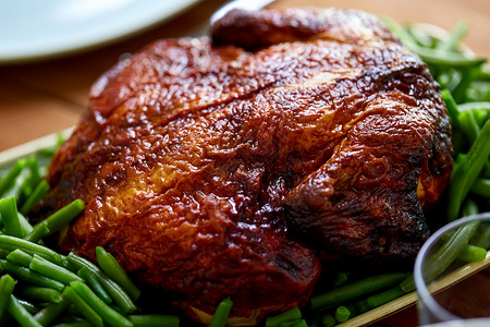 食物,烹饪,感恩节饮食烤烤鸡与装饰绿豆桌子上用青豆烤鸡图片