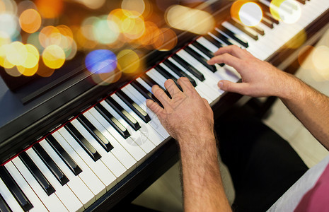 音乐,人乐器的靠近男的手灯光下弹钢琴靠近男的手弹钢琴图片
